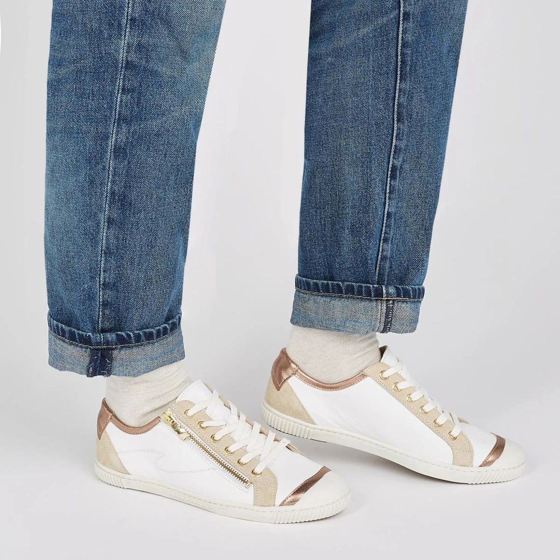 Pataugas Baskets Basses Cuir Zippées Blanc/Beige Femme - BAHIA SUÈDE MÉTALLISÉ F2H | 3 SUISSES 4 Pataugas Baskets Basses Cuir Zippées Blanc/Beige Femme - BAHIA SUÈDE MÉTALLISÉ F2H | 3 SUISSES – Image 2